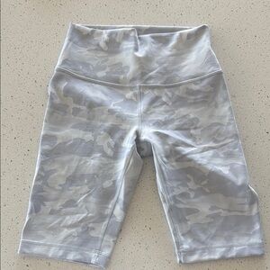 Excellent condition Lululemon Wunder Under High-Rise Short 10"